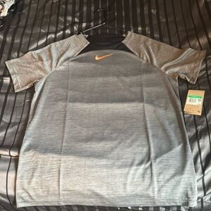 Men’s Dry Fit Nike shirt
Never worn
XL